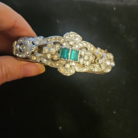 Gold tone vintage Art Deco Bracelet with detailed filigree adorned with stones - Picture 6 of 9